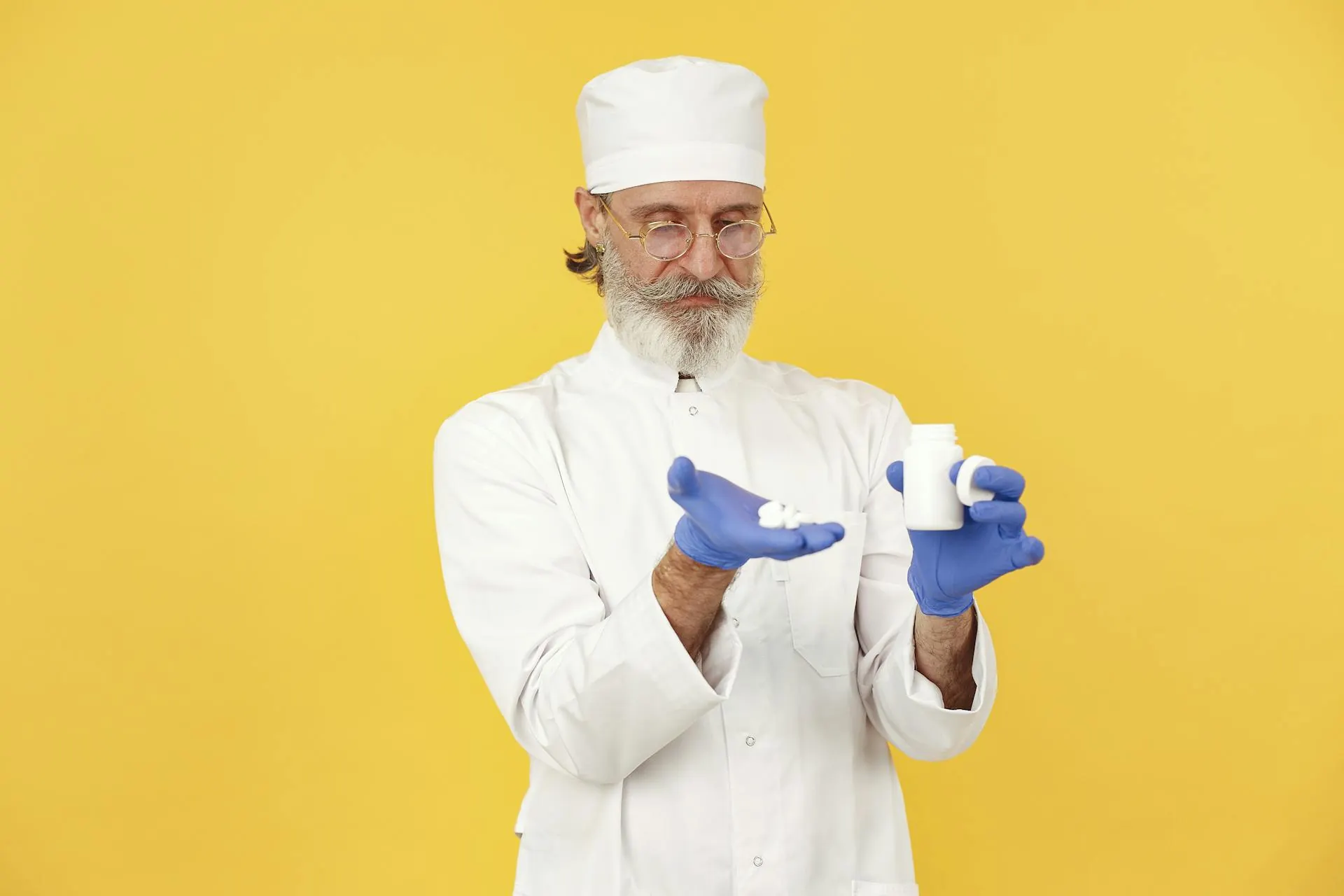 Especialista preparando material pedagógico para descanso ergonómico